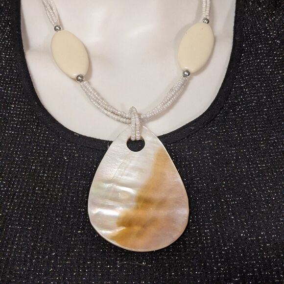 Reversable shell necklace - Picture 9 of 11